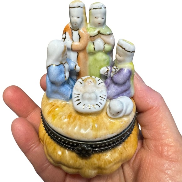 Vintage Christmas manger porcelain trinket box - Picture 1 of 7